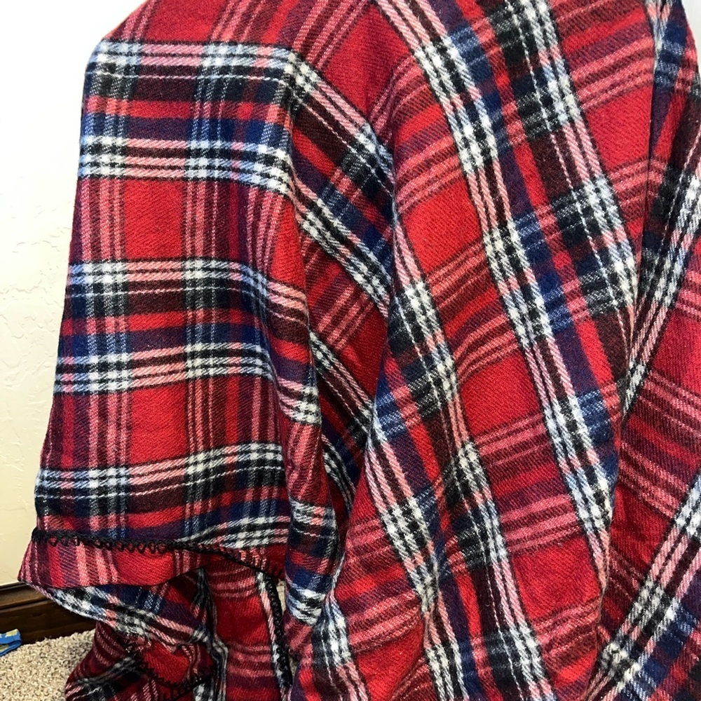 Woolrich Red Tartan Plaid Viscose Blend Wrap Around Fleece Poncho Womens Sz OS - Picture 3 of 6